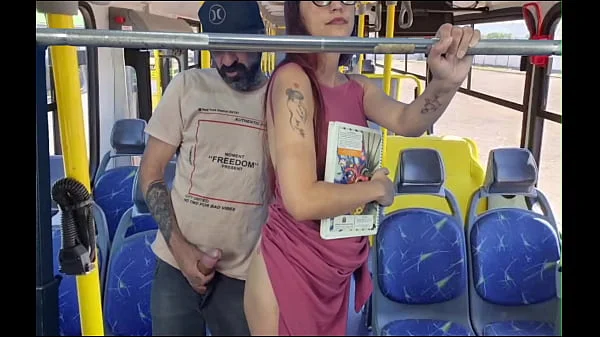 Estudande sendo encoxada por velho no onibus em público!