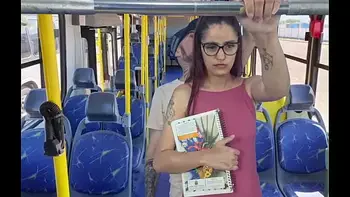Estudande sendo encoxada por velho no onibus em público!