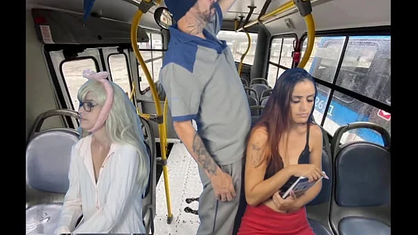 Trabalhador tira pau pra fora e encoxa mulheres dentro do ônibus em público!