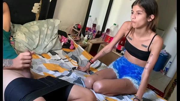 Estaba en mi habitacion masturbandome y mi hermanastra llega con deseos de follarmela bien rico HISTORIA COMPLETA