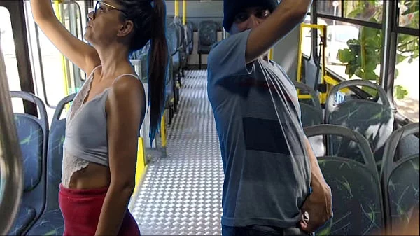 Estudante é encoxada e fudida por um estranho dentro do ônibus!