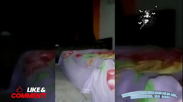 CORNO DIVIDINDO A ESPOSA COM NEGRO DOTADO METEMOS NELA A NOITE TODA!