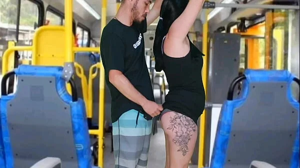 Morena tateando no ônibus