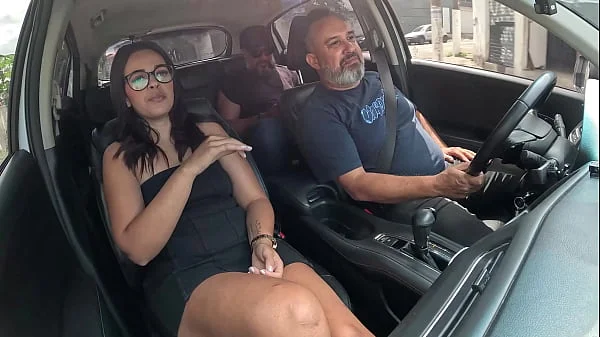 A rabuda Lidi Ferrari venho de carona e trouxe segurança e acabou brincando com os dois