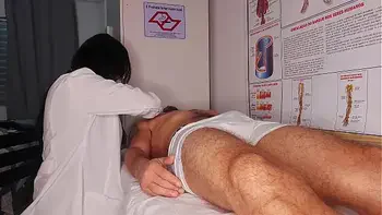 Enfermeira e estética observa ereção do paciente!