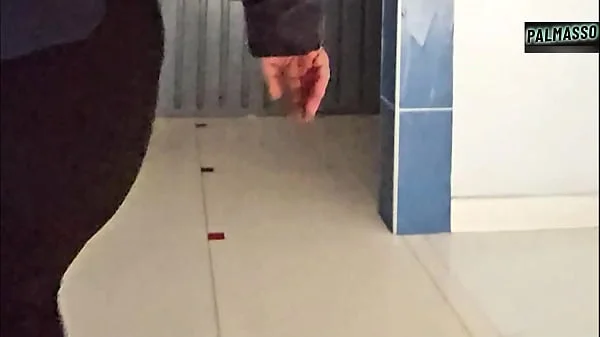 Extranjera, gordita, culona y tetona, recién llegada, me muestra sus tetas para conseguir trabajo. Luego nos encontramos en la calle para ir a un hotel a coger.