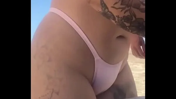 Deixei o novinho pegar na minha Buceta na praia e lógico que eu também peguei no pau dele