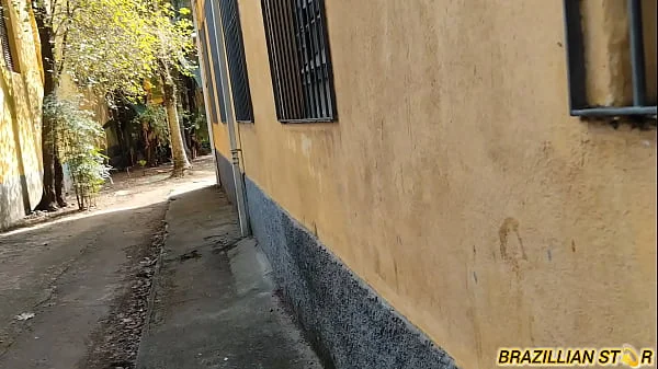 A novinha completou 18 anos e chamou o amigo pra tirar a virgindade dela no meio do mato