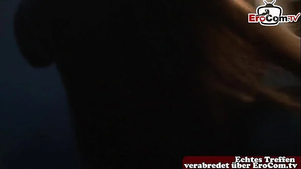 kleine asiatische Teen probiert ihren ersten gangbang