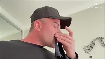 Descubrí al amigo de mi hijo oliendo mi lencería y le di una valiosa lección