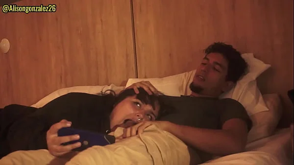 Mirando una pelicula con mi padrastro y sin querer me trague su pene (casi nos descubren)