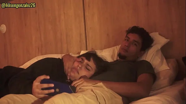 Mirando una pelicula con mi padrastro y sin querer me trague su pene (casi nos descubren)
