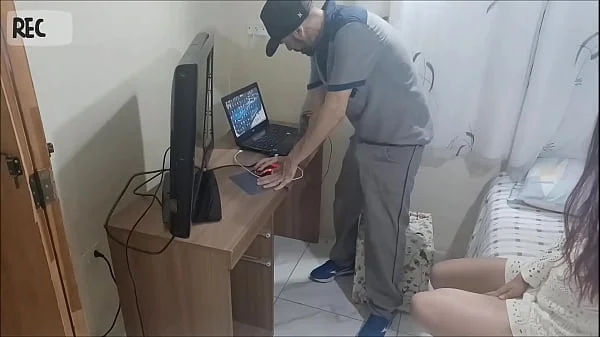 Safada dona de casa recebe manutencista depravado!