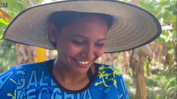 campesina inocente es follada a cambio de unas gallinas