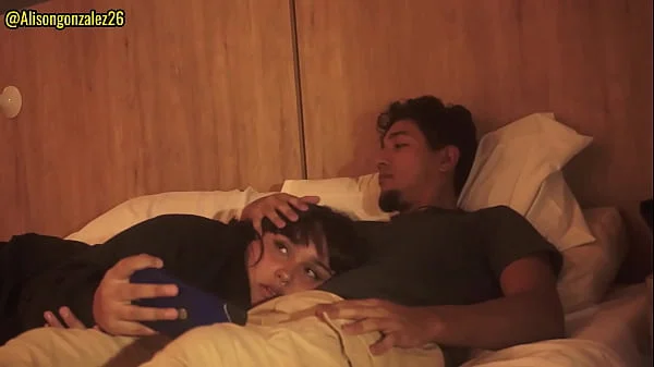 Tengo sueño hermanastro, dejame acostarme en tus piernas, pero no metas tu pene en mi boca por favor!!