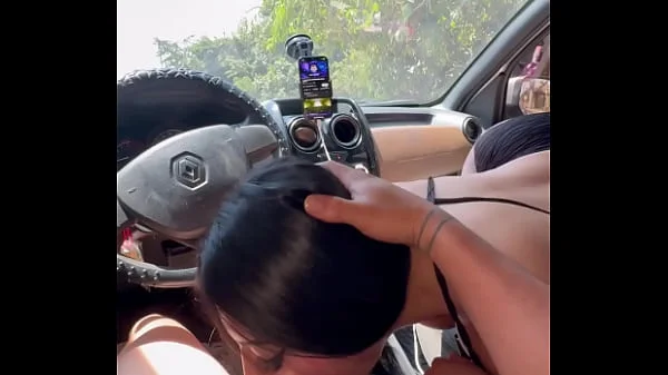 Beautiful chica latina con un gran culo tiene sexo en el coche de un extraño
