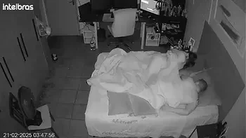 Eles fingem esquecer a câmera como loucos no quarto