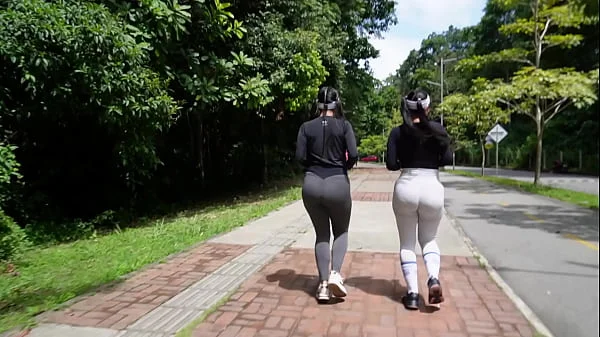 entrnador FOLLA MI CULO mientra mi amiga esta entretenida