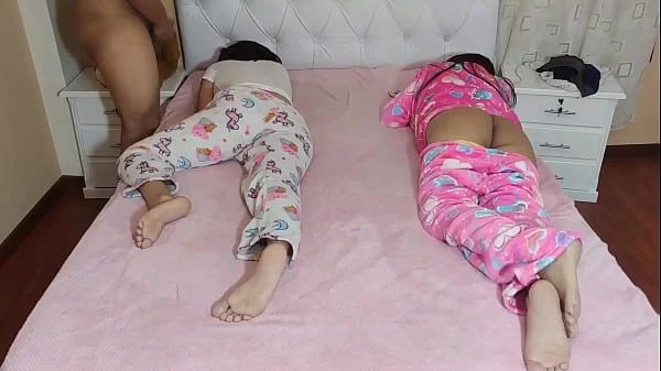 Chicas Gemelas Inocentes Usadas por su Padrastro Pervertido