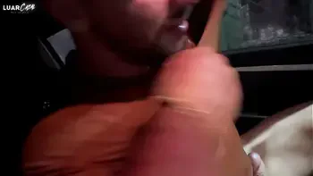 Casal para na rua e transa no carro