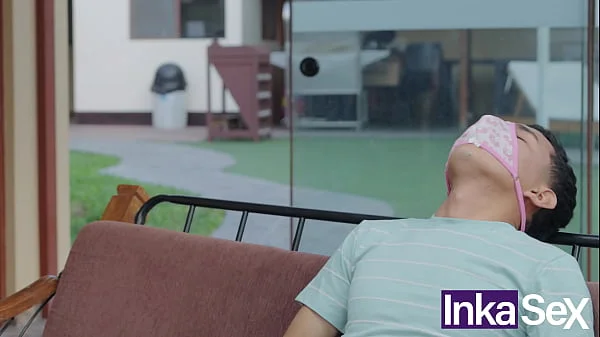 Mi Hermanastra me encuentra oliendo sus bragas y me folla a escondidas de mi Padrastro.