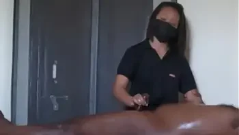 Angry spa girl finally got convinced to do handjob
