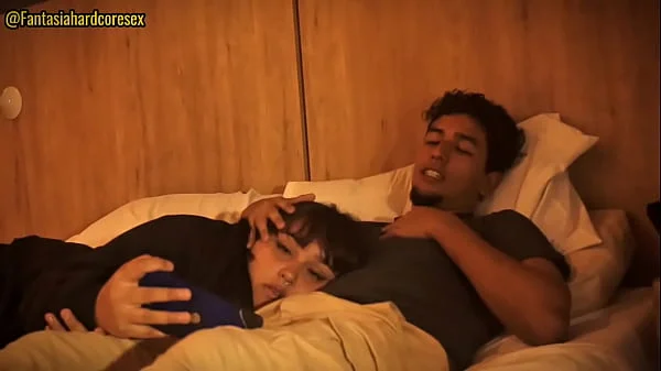 Tengo sueño hermanastro, dejame acostarme en tus piernas, pero no metas tu pene en mi boca por favor!!