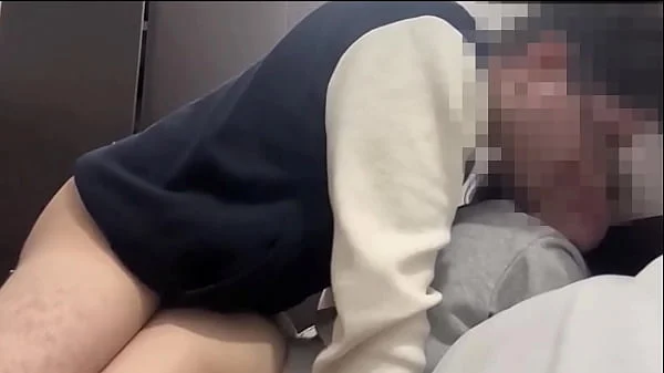 FLACA CALIENTE MONTA VERGA SIN PARAR HASTA DEJARLE LA VERGA SECA DE SEMEN A SU PADRASTRO