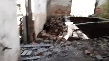 Лучший лубрикант - это его конча! Публичная ебля страпоном на заброшке.