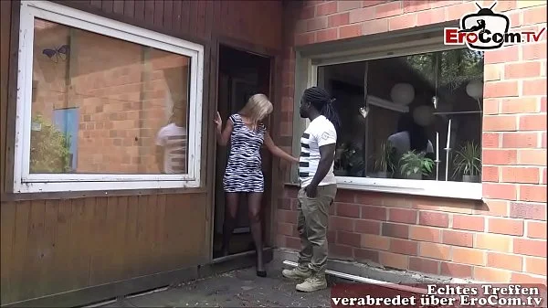 Deutsche reife Nachbarin fickt jungen schwarzen Nachbarin mit großem Schwanz