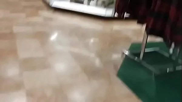 Milf se masturbe dans une cabine d'essayage