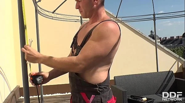 Rooftop blowjob with Milf Vyvan Hill gives handyman orgasmic compensation