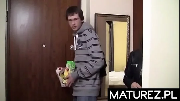 Polskie mamuśki - Młody wielbiciel chce zerżnąć piękną mamuśkę
