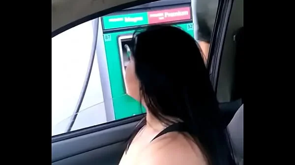 Cargando gasolina la puta de Alexxxa Milf con las tetas de fuera