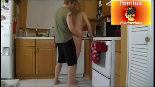 hijo se aprovecha de mama en la cocina