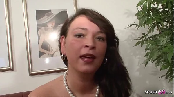 Junges Paar bekommt Nachhilfe beim Sex von Mutter Deutsch - German Mature