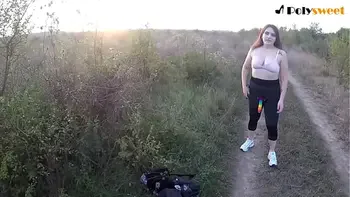 Публичный страпон секс возле дороги (Болтаем на русском)