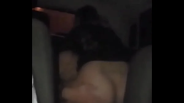 Marido dirigindo esposa sentando no dotado PODEROSO no banco de trás do carro pelas ruas da cidade