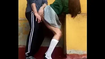 ESTUDIANTES COGEN en PUBLICO, En el PATIO de ATRÁS de la ESCUELA Antes de la Cuarentena, COLEGIALA MEXICANA Se COME TODO EL SEMEN, LE DEJA BIEN LIMPIA LA VERGA
