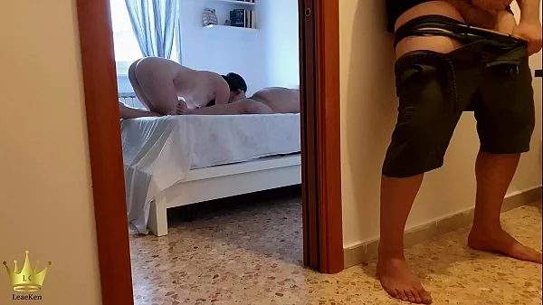 L'idraulico ci spia mentre scopiamo e di nascosto lo premio con un bel pompino - Leaeken ITA