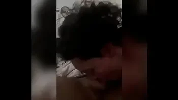 Chico recibe una leccion de como es una buena Mamada