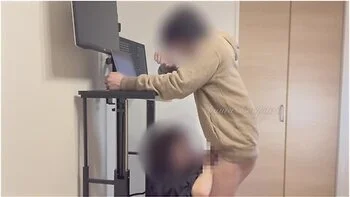 こっそりフェラ抜き仕事のミーtィンク中に痴女な彼女かいきなりフェラしてきて我慢てきすに大量射精してしまった