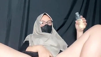 Hijab Girl Inserts Dildo Into Chubby Pussy, Pleasure