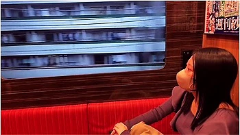 電車て制服姿の彼女と濃厚えっち こっそり触り合いなから丸見えセックスてイキすきる素人カッフル　日本人 コスフレ 手マン クンニ 立ちハック 連続絶頂 アクメ 野外露出 えむゆみカッフル