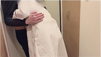 玄関えっち えっちな下着を着た彼女に玄関て襲われてしまいトアを開けたままハックて生中出し