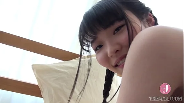 網目の、お尻丸出しのデニムパンツ、ビッチが指で乳首を隠す