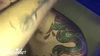 Putinha trapstar atrapalha seu boy-gamer enquanto ele joga