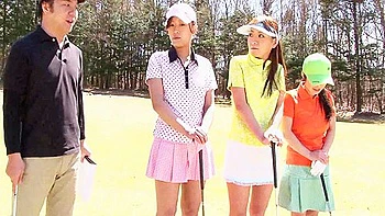 Asiatische Golfmaedchen Bekommen Extra Trainingsstunde