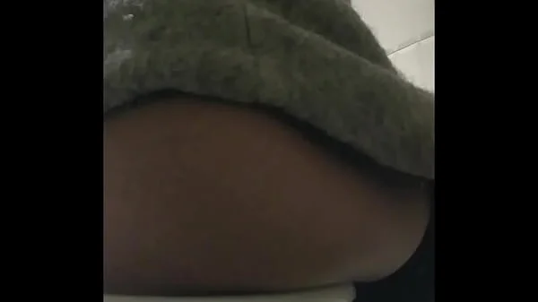 Girls and women show their shaved pussies in the toilet (MOV 98)