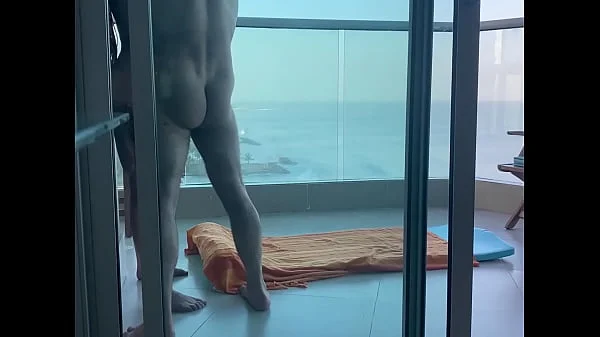 Sur un balcon à Carthagene, une jeune étudiante se fait remplir son jolie petit cul !